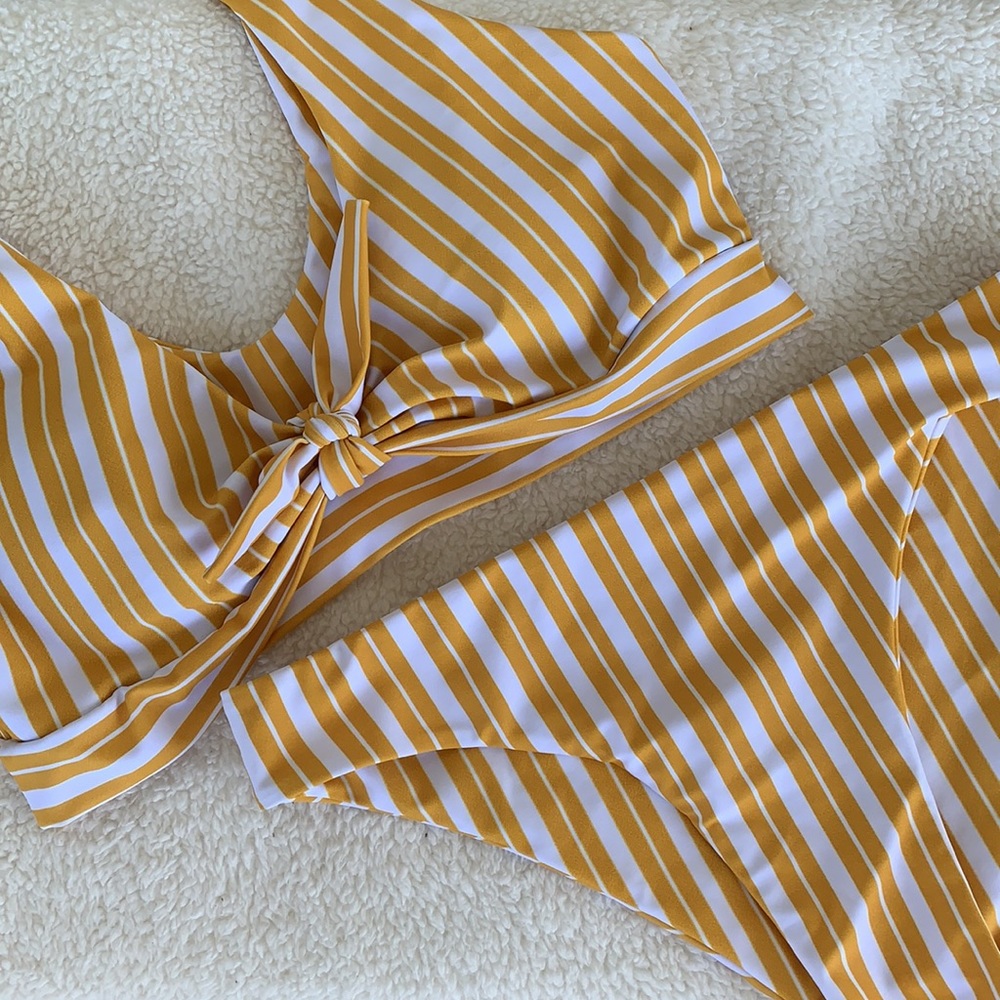 2/$18 Super cute striped bikini set - Picture 1 of 8